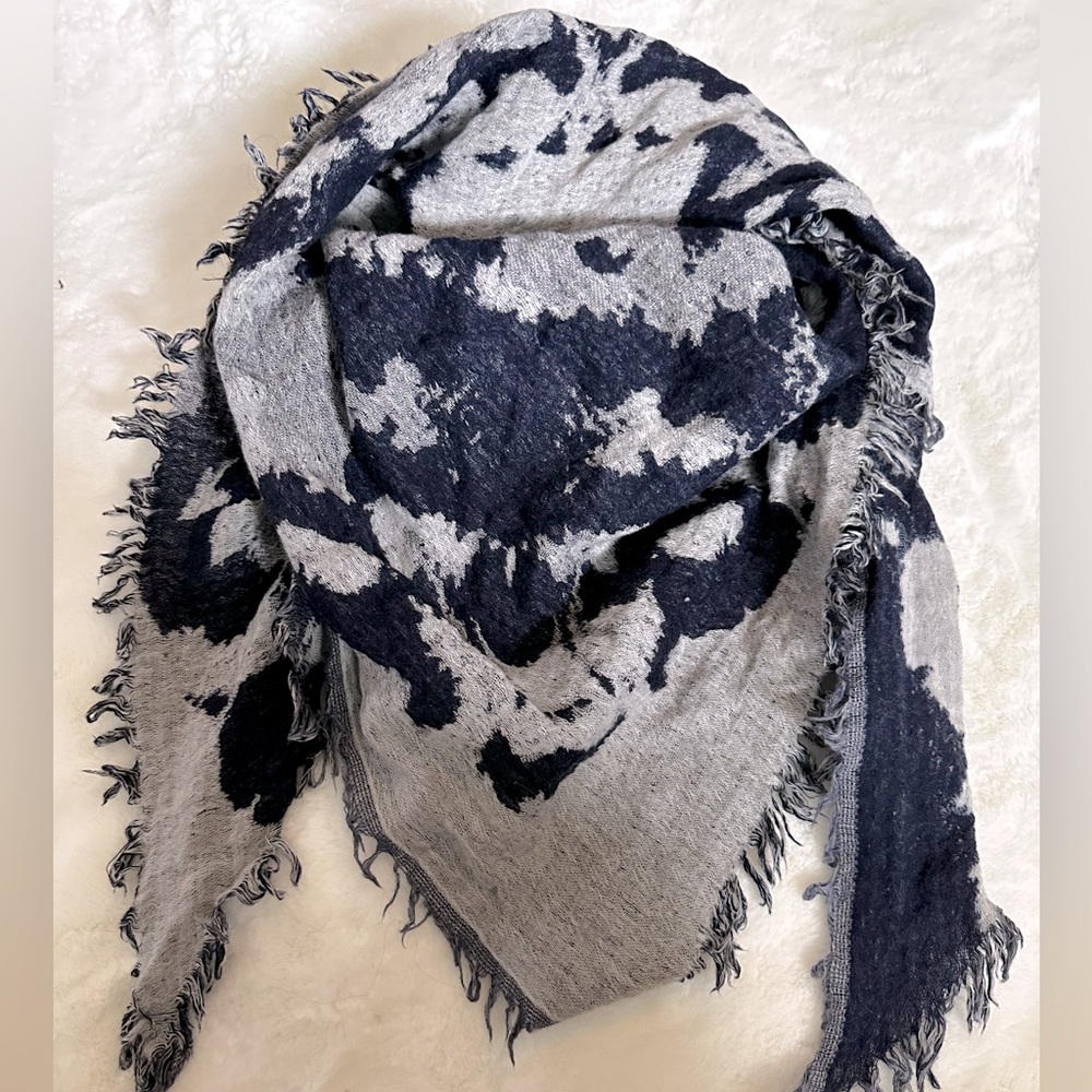 Aritzia Wilfred triangle 100% wool scarf